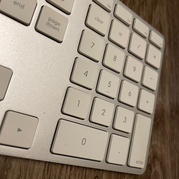 Apple Keyboard with USB - Picture 5 of 11